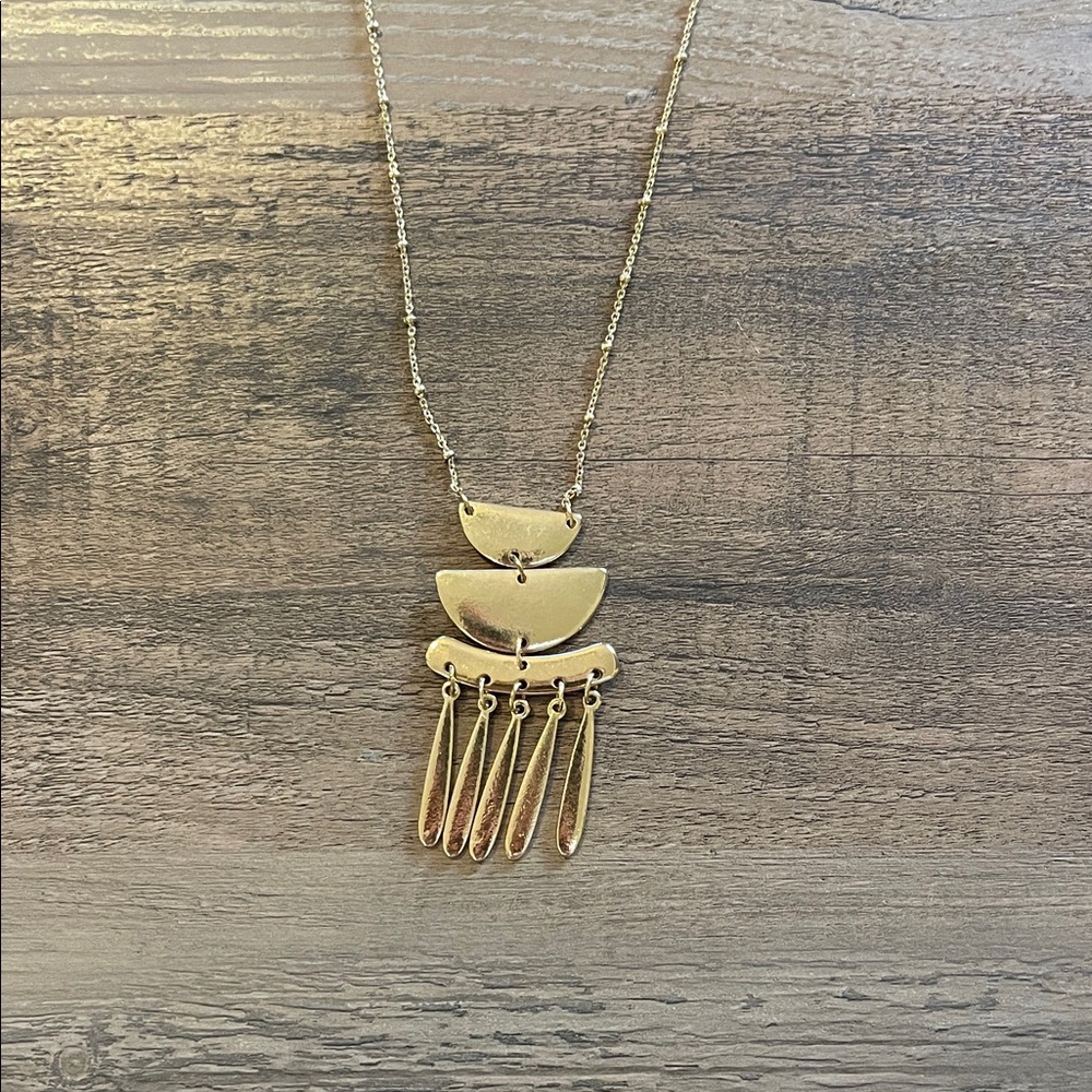 Elegant Gold Pendant Necklace